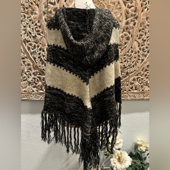 Anthropology Willow & Clay Fringe Hooded Poncho- size S - Picture 2 of 7